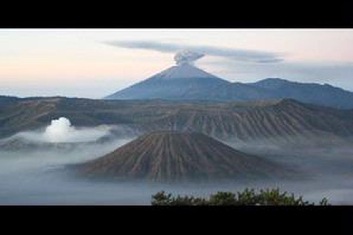 Gunung Bromo dengan latar belakang Gunung Semeru
