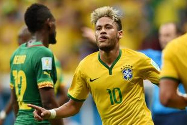 Striker Brasil, Neymar, seusai mencetak gol ke gawang Kamerun pada pertandingan terakhir Grup A Piala Dunia 2014 di Estadio Nacional de Brasilia, Senin atau Selasa (24/6/2014) dini hari WIB.
