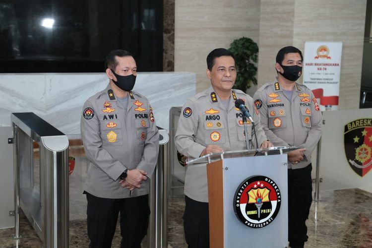 Kepala Divisi Humas Polri Irjen Argo Yuwono (tengah) di Gedung Bareskrim, Jakarta Selatan, Rabu (15/7/2020).