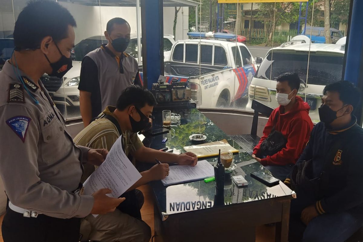 Pelaku AA (27) jaket merah diamankan Polresta Malang Kota diduga palsukan kartu vaksin.  