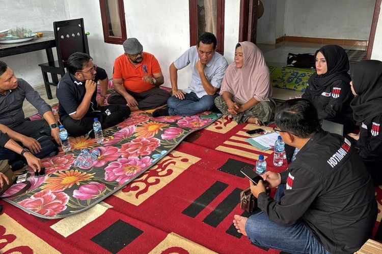Tim Hotman Paris 911 Aceh menemui keluarga almarhum Saiful Abdullah (51) warga Desa Kuta Gelumpang, Kecamatan Samudera, Kabupaten Aceh Utara, Provinsi Aceh, Selasa (7/5/2024)