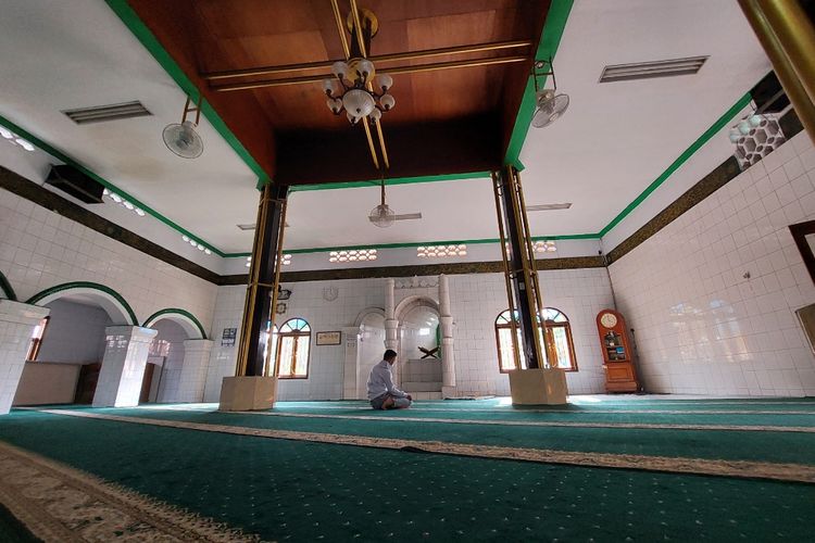 Tampak dalam Masjid Kalipasir, sebuah tempat ibadah yang sudah berusia 445 tahun. Masjid tertua di Kota Tangerang itu terletak di Kelurahan Sukasari, Kecamatan Tangerang, Kota Tangerang.