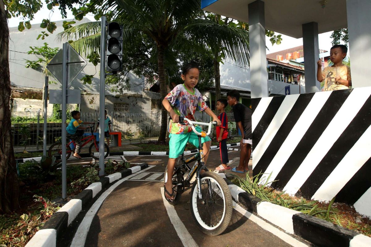 Bocah bermain di Taman Lalu Lintas Ruang Publik Terpadu Ramah Anak (RPTRA) Kebon Pala Berseri, Kecamatan Makasar, Jakarta Timur, Kamis (22/2/108). Taman lalu lintas pertama di Jakarta Timur ini diharpakan menjadi media edukasi sejak dini khusunya bagi anak-anak mengenai tertib berlalu lintas di jalan.