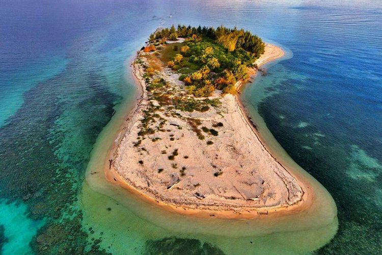 Pulau Lahe di Kabupaten Pohuwato, Gorontalo yang eksotis dengan pasir yang lembut dan hamparan terumbu karang yang memesona.