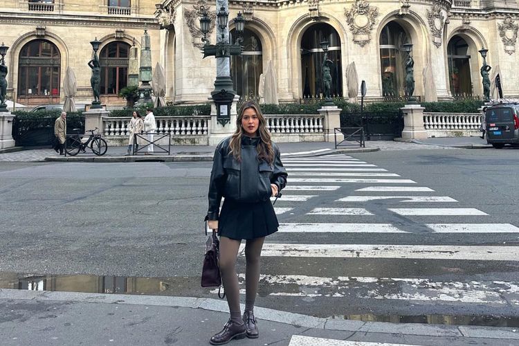 Raisa Andriana selalu tampil chic dengan rok dan mini dress. Simak 10 gaya casual-nya yang bisa jadi inspirasi outfit sehari-hari yang stylish.