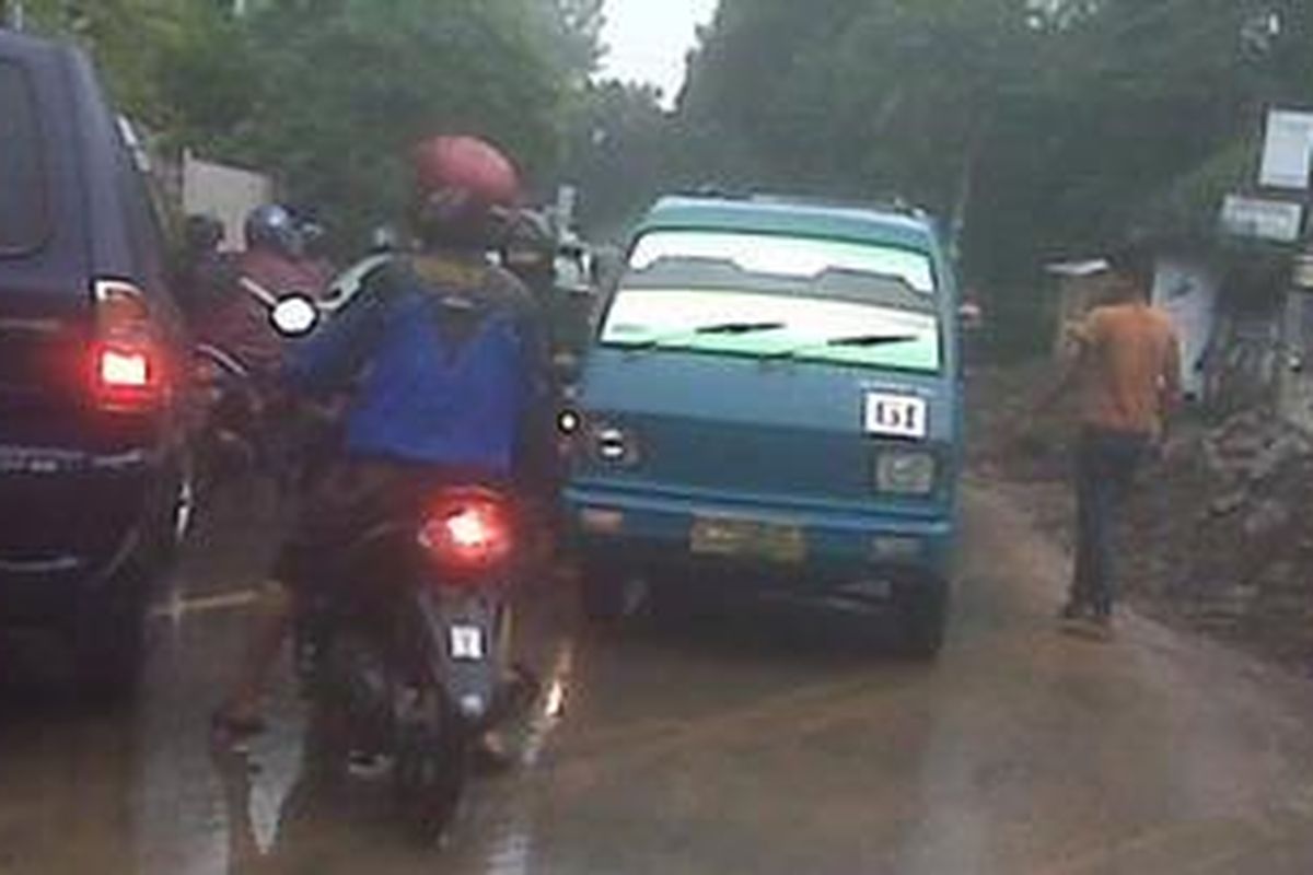 Galian saluran air yang memakan separuh badan jalan di kawasan Jalan Margawatwa Raya, yang berpotongan dengan Jalan Andara, Jakarta Selatan, menyebabkan kemacetan parah di daerah itu, Selasa (23/11/2010) pagi.