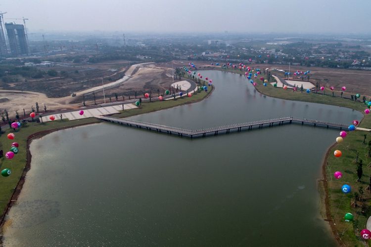 Foto udara kawasan Central Park di kawasan Kota Baru Meikarta, Cikarang, Bekasi, Jawa Barat, Senin (4/9/2017). Meikarta telah membangun central park, yakni sebuah taman terbuka hijau seluas 100 hektar. Taman ini memiliki berbagai tanaman, lengkap dengan kebun binatang mini hingga jogging track.