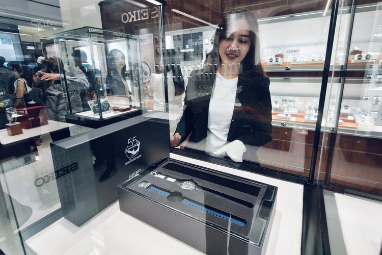 Salah satu pegawai menunjukkan koleksi jam tangan series Seiko Divers Wacth yang ada di Butik Seiko Surabaya Jalan Tunjungan, Jawa Timur.