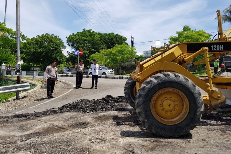 Jalan rusak di Jalan Inaboi, Kupang, Nusa Tenggara Timur 
