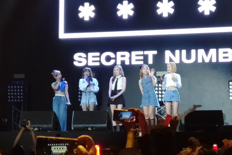 Girl group SECRET NUMBER (ki-ka): Zuu, Dita, Jinny, Minji, dan Lea saat tampil di Joyland Festival 2022 di Lapangan Softball GBK, Senayan, Jakarta Pusat, Sabtu (5/11/2022).