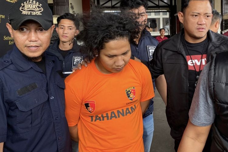 Sahir (24) pelaku sekaligus suami korban pembunuhan yang ditemukan membusuk di Kot Cimahi, Jawa Barat Rabu (14/8/2024).