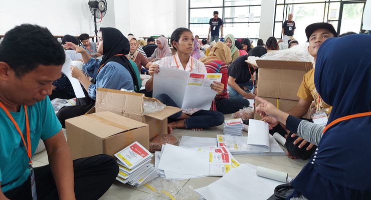 Awasi Sortir-Lipat Surat Suara, Bawaslu Jakbar: Pastikan Aman dan Bebas Kerusakan
