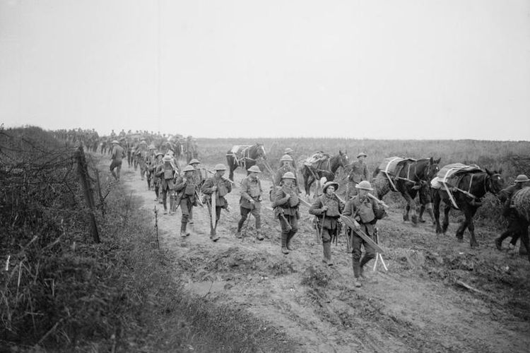 Pasukan yang berjalan ke garis depan ketika dimulainya Perang Cambrai pada 20 November 1917.