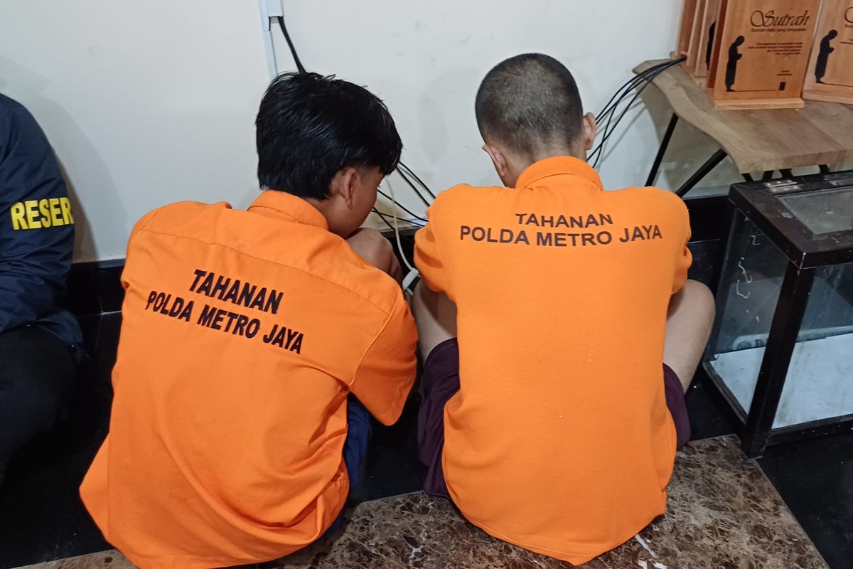 Penampakan MR (21) dan HAN (23), dua penjambret yang beraksi di car free day (CFD) Jakarta saat ditunjukkan penyidik di Mapolda Metro Jaya, Rabu (3/7/2024).