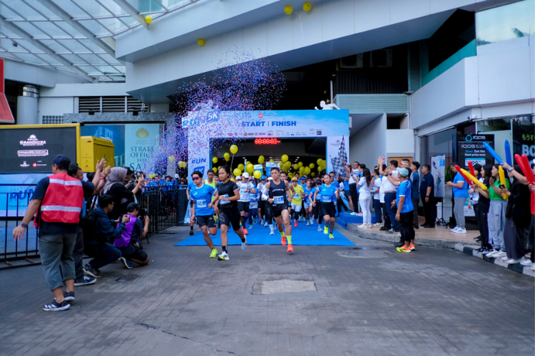 Para peserta GranDhika Run 2024 mulai fun run 5 km melalui trek Jalan Layang Non Tol (JLNT) Antasari. 