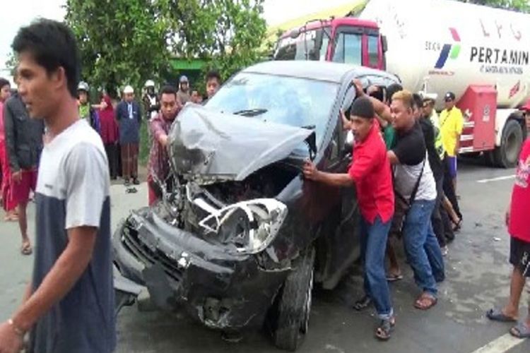 Empat unit kendaraan mengalami kecelakaan beruntun di jalur Trans Sulawesi.
