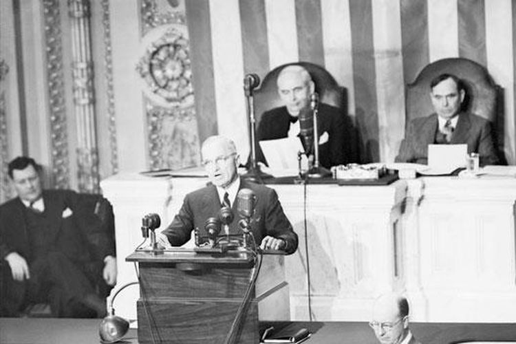Pidato Presiden AS Harry S Truman di hadapan Kongres AS meminta bantuan ekonomi dan militer bagi Turki dan Yunani. Peristiwa ini dikenal sebagai Doktrin Truman.