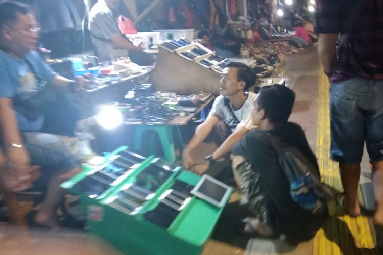 Aktivitas Pasar Loak Kebayoran Lama