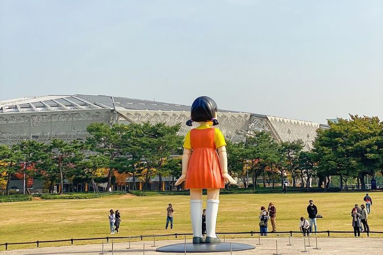 Boneka dari serial Squid Game setinggi empat meter yang ada di Seoul Olympic Park, Seoul, Korea Selatan.