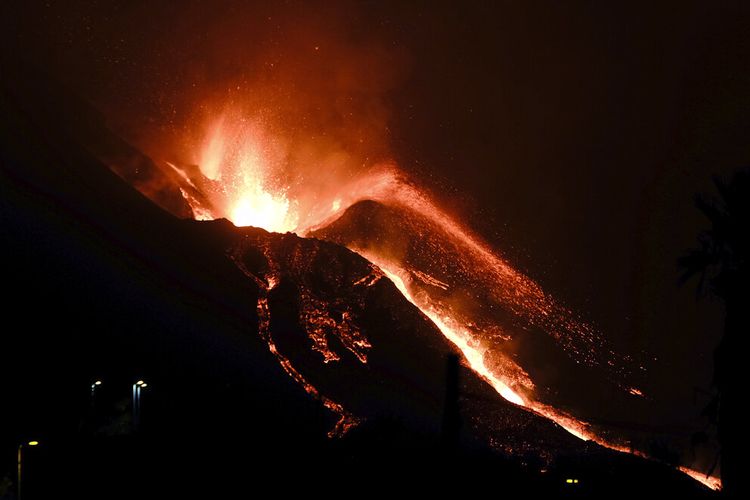Gunung berapi terus memuntahkan lava di pulau Canary La Palma, Spanyol pada dini hari Minggu, 10 Oktober 2021.