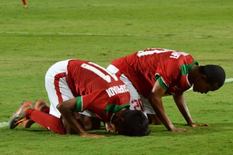 Sujud syukur dua pemain timnas U-16 Indonesia, Mochammad Supriadi dan Hamsa Lestaluhu (kanan) saat timnya memenangi laga pada laga kualifikasi Piala Asia U-16 2018.