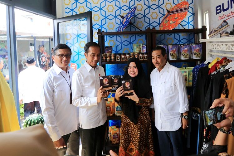 Presiden Joko Widodo, didampingi Direktur Utama BRI Suprajarto (kanan) dan Direktur Mikro dan Kecil BRI Priyastomo (kiri), menyempatkan diri menyapa nasabah binaan Bank BRI, Rendang Uni Adek dari RKB BRI Bukittinggi setelah resmi membuka Halal Park di Jakarta (16/04). Rendang Uni Adek merupakan nasabah BRI sejak 2016 dan menjadi UMKM binaan RKB Bank BRI sejak tahun 2018.  Produk Rendang Uni Adek saat ini sudah diekspor ke luar negeri dan telah dipasarkan melalui IndonesiaMall supported by Bank BRI serta media sosial seperti Instagram.