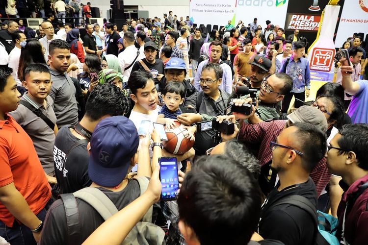 Jan Ethes Srinarendra dan Gibran Rakabuming Raka saat hadir di GOR Sritex untuk menyaksikan Final Piala Presiden Basket 2019 antara Satria Muda vs Amartha Hangtuah, Minggu 24 November 2019.