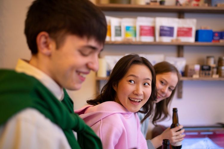 Zodiak berelemen udara, salah satunya Gemini, punya kecerdasan tinggi dan gaya cinta logis. Simak karakter dan bagiamana hubungan sosial mereka.