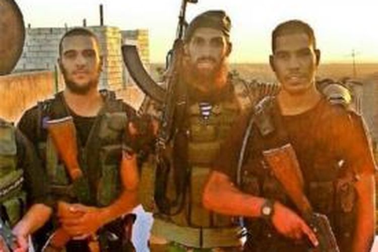 Mohammed el-Araj (kiri), adalah salah seorang pria Inggris yang tewas bertempur di Suriah. Sementara di sebelah kanan adalah warga Inggris lainnya Abu Hujama al-Britani. Sedangkan di tengah adalah mantan tentara Belanda yang melatih para pemuda Inggris itu.