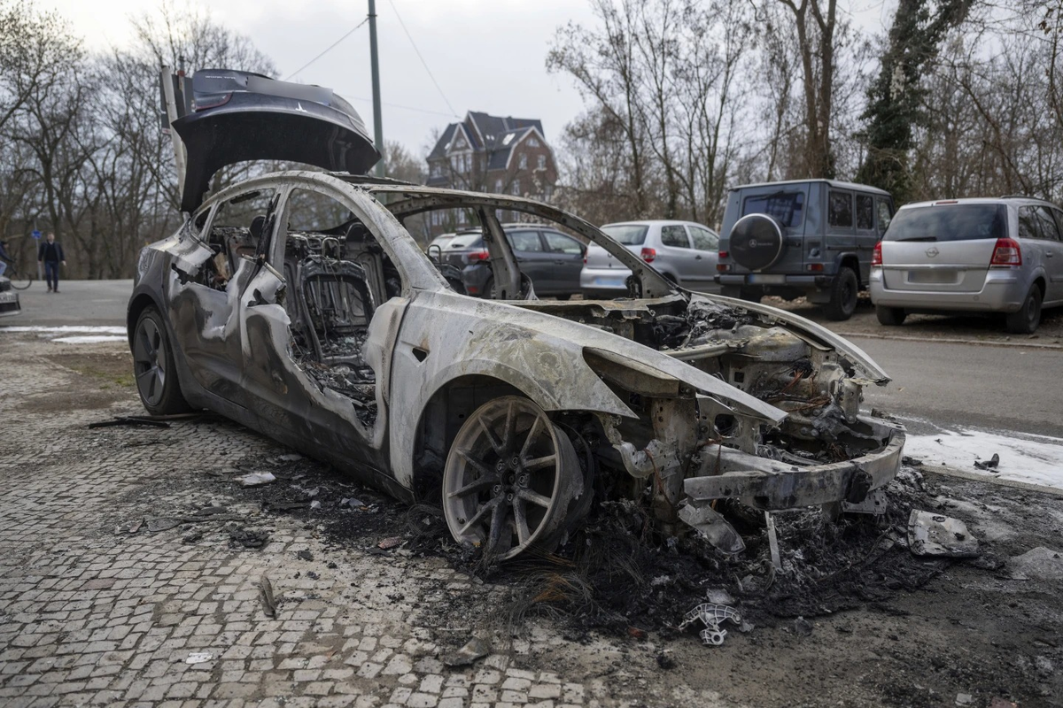 Banyak mobil listrik Tesla dibakar para pedemo Trump, termasuk Cybertruck