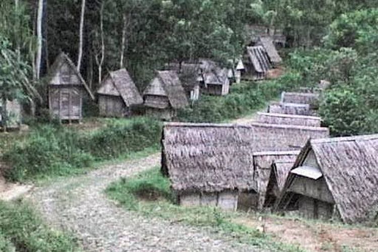 Kampung Adat Ciusul berada di Kabupaten Lebak, Banten.