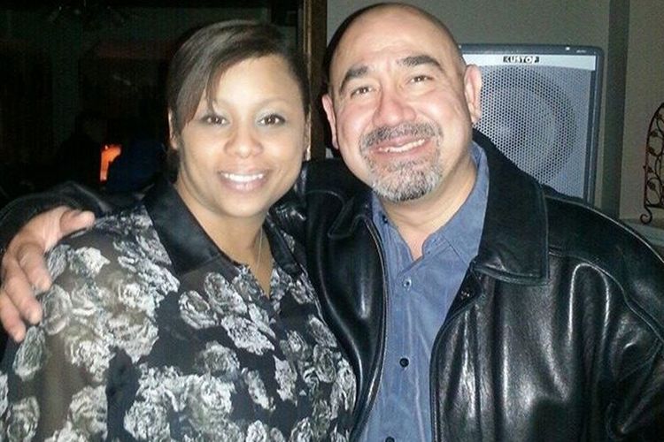 Michelle Gutierrez dan suaminya, David. Setiap malam, dia akan berdoa di bawah jendela tempat sang suami dirawat karena Covid-19 setiap malam.