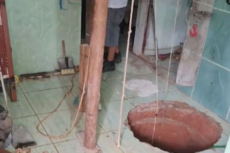 Foto lubang yang digali Joao Pimenta da Silva. Pria Brasil itu menggali lubang sedalam 40 meter di dapur rumahnya setelah bermimpi dapat emas. Namun, bukannya emas, ia malah tewas. 