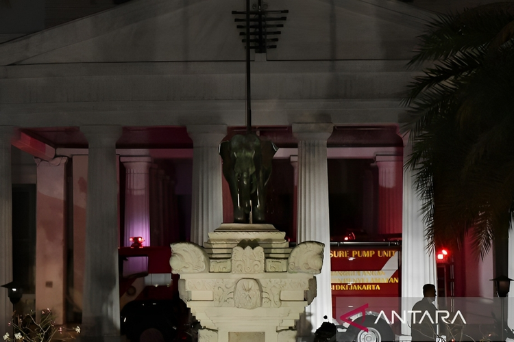 Polisi berjaga saat petugas pemadam kebakaran berupaya memadamkan api ketika terjadi kebakaran di Museum Nasional di Jakarta, Sabtu (16/9/2023). ANTARA FOTO/ Fakhri Hermansyah/Spt/aa.