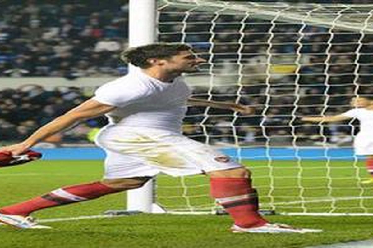 Penyerang Arsenal, Olivier Giroud, melemparkan kausnya ke arah tribun suporter Arsenal, setelah peluit tanda berakhirnya babak normal berbunyi, pada laga putaran keempat Piala Liga melawan Reading, di Madejski Stadium, Selasa (30/10/2012). 