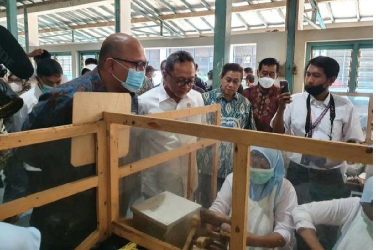 Menteri Perdagangan Zulkifli Hasan (Zulhas) berjanji bakal melindungi para petani tembakau dan cengkih di dalam negeri.