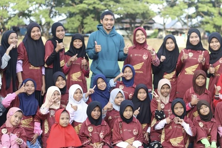 Jelang buka puasa bersama salah satu pemain PSM Makassar foto bareng dengan anak-anak dari yayasan Sikola Mangkasara, Minggu (17/3/2024) sore.
