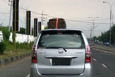 Begini Contoh Buruk Bawa Barang di Atap Mobil