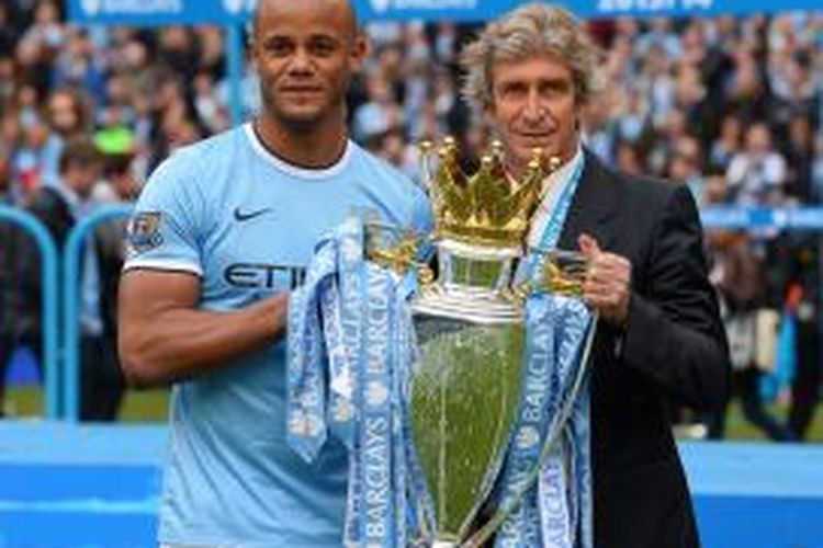 Kapten Manchester City, Vincent Kompany bersama Manuel Pellegrini ketika berpose dengan trofi Premier League. City memastikan sebagai juara Premier League 2013-14 seusai mengalahkan West Ham United 2-0 di Stadion Etihad, Minggu (11/5/2014). 