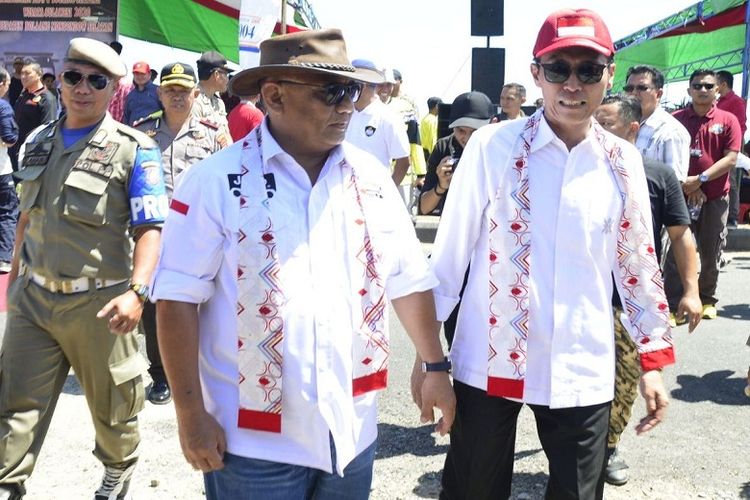 Guburnur Gorontalo Rusli Habibie disambut hangat Bupati Bolsel Iskandar Kamaru saat tiba di Bolsel, Provinsi Sulawesi Utara, Jumat 28 Februari 2020. 