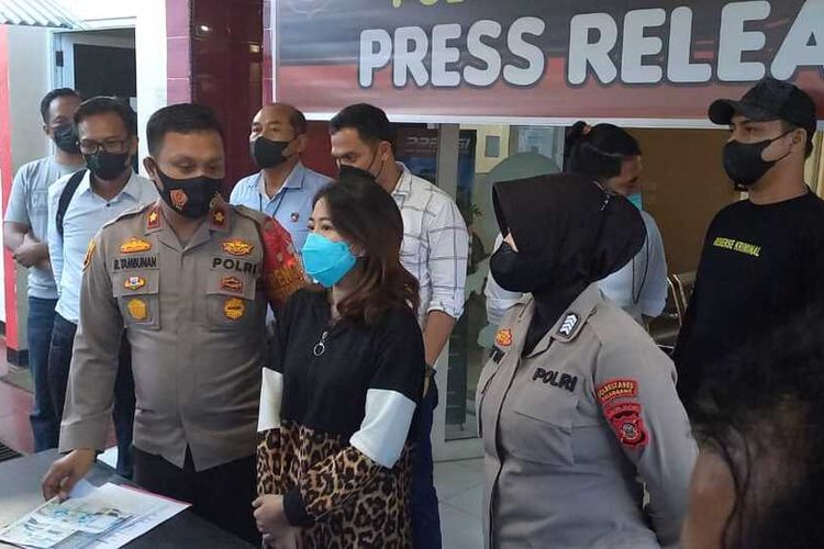 Tersangka Al Naura Karima Pramseti (29) residivis kasus penipuan dan penggelapan saat dihadirkan dalam gelar perkara di Polsek Ilir Barat 1 Palembang.