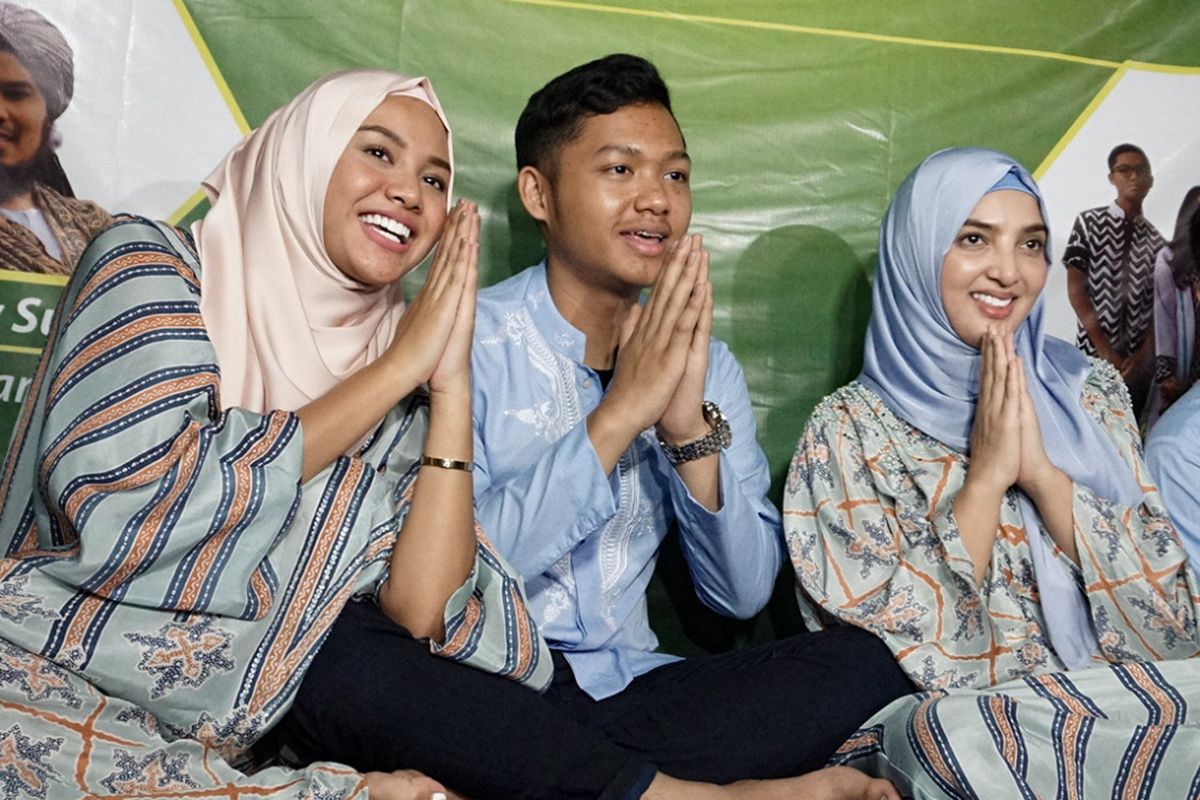 Penyanyi Ashanty Siddik bersama Aurel dan Azriel Hermansyah saat ditemui di kediamannya di kawasan Cinere, Depok, Jawa Barat, Selasa (5/6/2018). 
