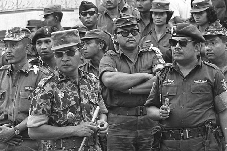 Pangkostrad Mayor Jenderal Soeharto, 2 kiri dengan kacamata hitam di Lubang Buaya, 6 Oktober 1965. 