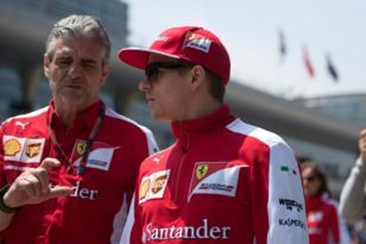 Pebalap Ferrari asal Finlandia, Kimi Raikkonen (kanan), berbincang dengan Kepala Tim Maurizio Arrivabene pada GP Bahrain di Sakhir, Jumat (17/4/2015).