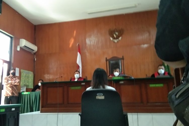 Majelis Hakim Pengadilan Negeri (PN) Karawang menjatuhkan vonis bebas kepada Valencya atau Nengsy Lim, ibu di Karawang yang sempat dituntut satu tahun penjara karena mengomeli suami yang kerap mabuk, Kamis (2/12/2021).