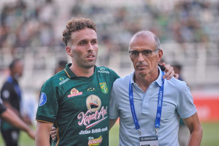 Pemain Persebaya Surabaya Ze Valente bersama ayahnya yang juga pelatih Arema FC Fernando Valente seusai pertandingan pekan ke-13 Liga 1 2023-2024 yang berakhir dengan skor 3-1 di Stadion Gelora Bung Tomo Surabaya, Sabtu (23/9/2023) sore.