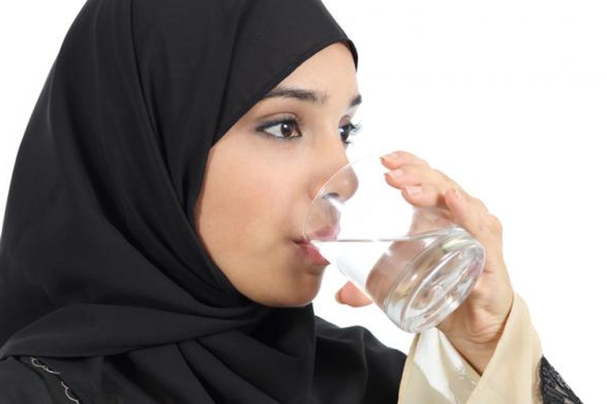Ilustrasi konsumsi air putih selama puasa Ramadhan