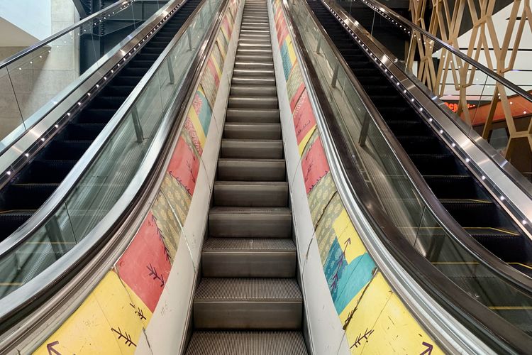 Kondisi eskalator pertama di Indonesia yang berlokasi di Mal Sarinah, Jakarta Pusat, dipotret di tengah perjalanan Casual Walking Tour BerKemana (bersama Kompas.com kemana) pada Sabtu (18/4/2026).