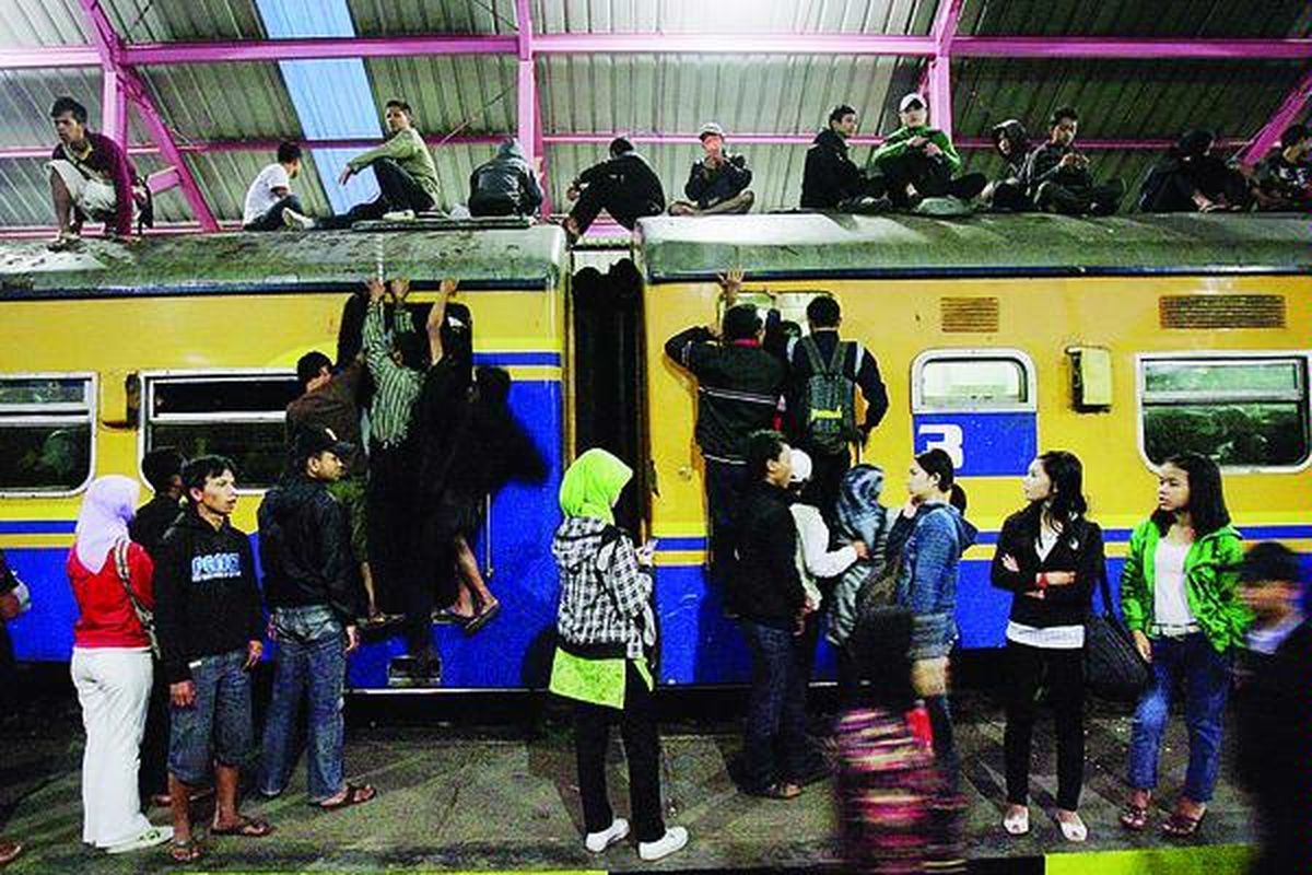 Penumpang berjubel di kereta api diesel jurusan Padalarang-Cicalengka saat kereta berhenti di Stasiun Kiaracondong, Bandung, Jawa Barat, Kamis (6/1). Pemerintah akhirnya membatalkan kenaikan tarif kereta api ekonomi.