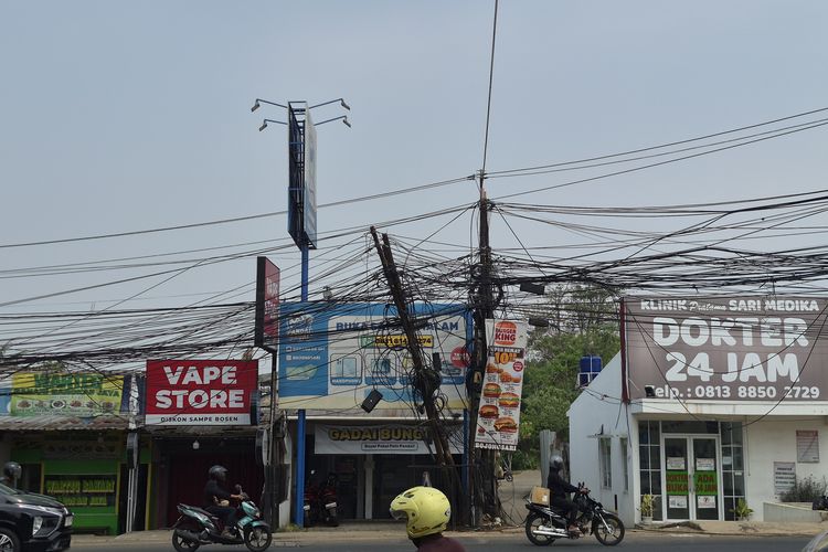 Tiang Listrik di Sawangan Miring Usai Kabel Tersangkut Truk, Warga Khawatir Roboh ke Jalan